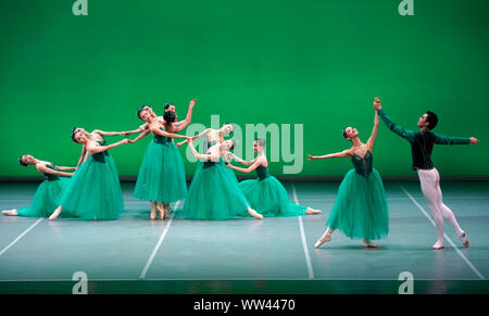 Beijing, Chine. Sep 12, 2019. Les acteurs de la troupe de ballet centrale de Chine a effectuer au cours de la 'Bijoux' ballet au Théâtre Tianqiao à Beijing, capitale de Chine, le 12 septembre 2019. Liangkuai Crédit : Jin/Xinhua/Alamy Live News Banque D'Images