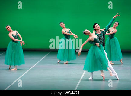 Beijing, Chine. Sep 12, 2019. Les acteurs de la troupe de ballet centrale de Chine a effectuer au cours de la 'Bijoux' ballet au Théâtre Tianqiao à Beijing, capitale de Chine, le 12 septembre 2019. Liangkuai Crédit : Jin/Xinhua/Alamy Live News Banque D'Images