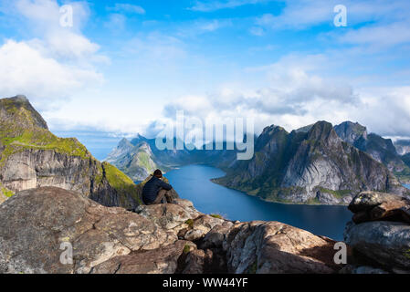 Reine du Reinebringen,vue sur les montagnes de superbes îles Lofoten, Norvège Banque D'Images