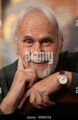 Dresde, Allemagne. 10 Sep, 2019. Singer Gunther Emmerlich est assis dans sa chambre sur une chaise dans le salon. (Pour 'Emmerlich dpa Gunther ne pense pas à la retraite") Crédit : Robert Michael/dpa-Zentralbild/dpa/Alamy Live News Banque D'Images