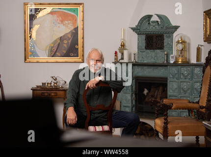 Dresde, Allemagne. 10 Sep, 2019. Singer Gunther Emmerlich est assis dans sa chambre sur une chaise dans le salon. (Pour 'Emmerlich dpa Gunther ne pense pas à la retraite") Crédit : Robert Michael/dpa-Zentralbild/dpa/Alamy Live News Banque D'Images