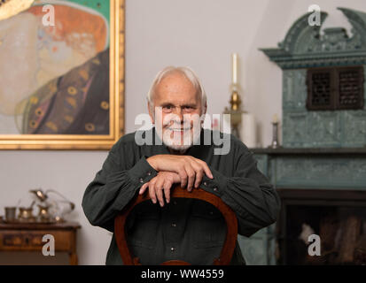 Dresde, Allemagne. 10 Sep, 2019. Singer Gunther Emmerlich est assis dans sa chambre sur une chaise dans le salon. (Pour 'Emmerlich dpa Gunther ne pense pas à la retraite") Crédit : Robert Michael/dpa-Zentralbild/dpa/Alamy Live News Banque D'Images