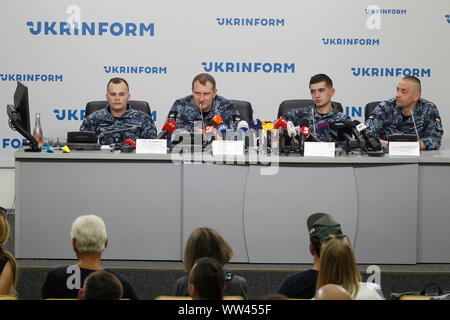 A récemment publié les marins ukrainiens, Oleg Melnichuk, Denys Hrytsenko, Andriy Artemenko et Andriy Oprysko (L-R) la parole au cours d'une conférence de presse à Kiev, Ukraine. 35 prisonniers politiques ukrainiens dont 24 marins ukrainiens ont été libérées au cours de l'échange de prisonniers entre la 35x35. Le swap liste comprend 24 marins capturés par la Russie dans le détroit de Kertch, et 11 autres prisonniers, y compris le réalisateur ukrainien Oleh Sentsov, comme les médias locaux ont rapporté. L'échange de prisonniers entre l'Ukraine et la Russie a eu lieu le 07 septembre 2019. Banque D'Images