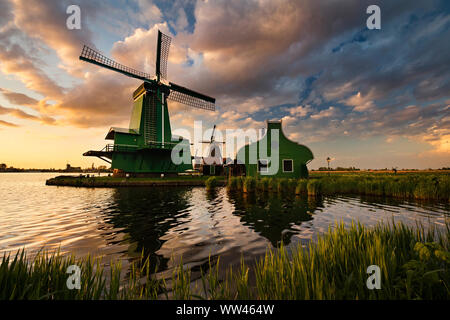 Scenic emplacement historique ; Zaanse Schans. Les moulins à vent le long du canal. L'histoire néerlandaise prend vie à travers le musée et de nombreux ateliers et bâtiments. Banque D'Images