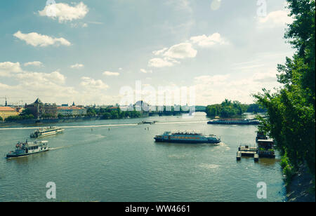 Bateaux touristiques sur la rivière Vltava, Prague Banque D'Images