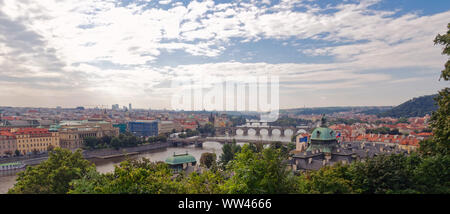 Prague, vue panoramique vue aérienne de ponts sur la rivière Vltava Banque D'Images