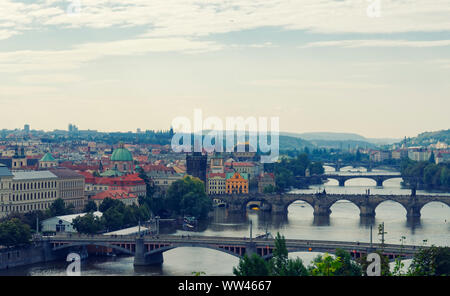 Prague, vue panoramique vue aérienne de ponts sur la rivière Vltava Banque D'Images