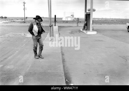 Cow-boy des années 1990 Denton Texas. Ranger seul dans son State Hat of Texas, un chapeau de dix gallons et des bottes de cow-boy et des vêtements typiques d'un ouvrier de ranch marchant à travers le parvis à une station essence 1999 US HOMER SYKES Banque D'Images