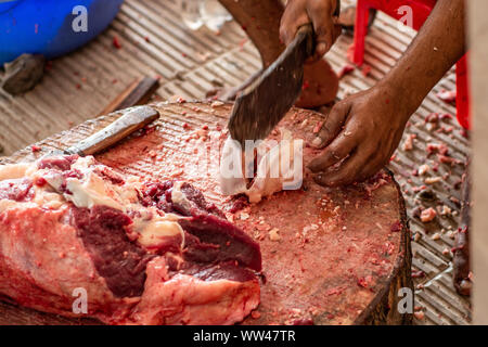 Célébration de la vie de l'événement festival sainte musulmane Eid ul Adha korbani hadj vache viande rouge en tranches d'abattage à la préparation de repas jeu food Banque D'Images