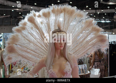 Madrid, Espagne. Sep 12, 2019. Un mannequin.L'événement le plus important de la mode à Madrid, ont défilé de créateurs de vêtements qui pourraient être utilisés dans la vie réelle et de nombreux stands de robes de Pentecôte et complète. La croissance équitable mode MoMad chaque année. (Photo par Jorge Gonzalez/Pacific Press) Credit : Pacific Press Agency/Alamy Live News Banque D'Images