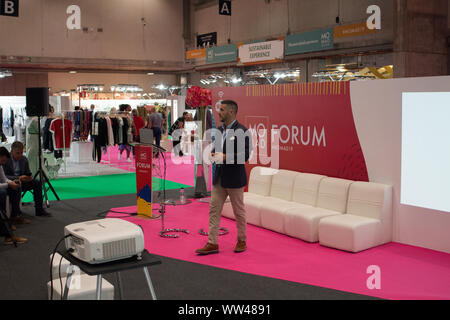 Madrid, Espagne. Sep 12, 2019. Un discours.L'événement le plus important de la mode à Madrid, ont défilé de créateurs de vêtements qui pourraient être utilisés dans la vie réelle et de nombreux stands de robes de Pentecôte et complète. La croissance équitable mode MoMad chaque année. (Photo par Jorge Gonzalez/Pacific Press) Credit : Pacific Press Agency/Alamy Live News Banque D'Images