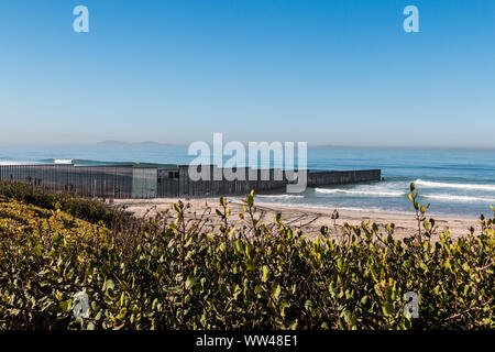 Domaine frontière State Park Beach avec la frontière internationale mur séparant Tijuana au Mexique à partir de San Diego, Californie Banque D'Images