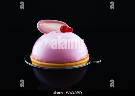 Avec la purée de fraises gâteau Mousse, crème et fruits sur fond noir Banque D'Images