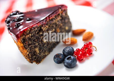 Gâteau avec des fruits, céréales et chia nuts isolated Banque D'Images