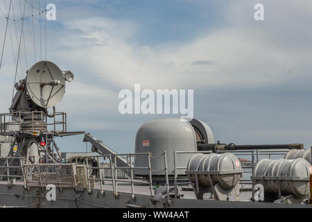 Station Pier, Melbourne, Australie. 13 Septembre, 2019. Le HMAS Melbourne (III) (photo), une frégate lance-missiles, visiter sa ville éponyme de Melbourne, Victoria, pour la dernière fois avant la mise hors service du navire plus tard cette année. Alors qu'à Melbourne, l'équipage du navire tiendra une journée portes ouvertes le dimanche 15 septembre 2019 avec le public invité à venir à bord et visite de la dernière frégate de classe Adélaïde de servir dans la Marine royale australienne. Dave crédit Hewison / Alamy Live News Banque D'Images