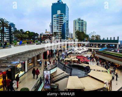 Marriott Hotel Lima et centre commercial Larcomar Miraflores Pérou Banque D'Images