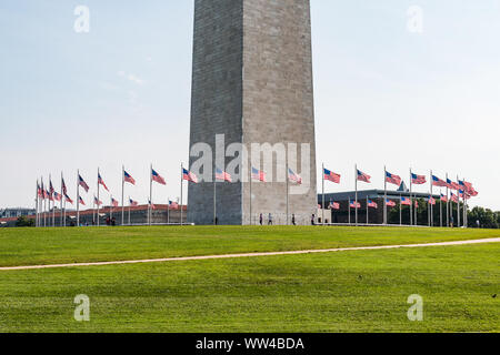 Les gens à pied parmi les 50 drapeaux américains encerclant la base du monument de Washington sur le National Mall. Banque D'Images