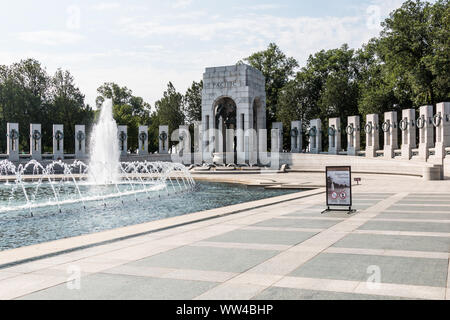 La fontaine et du Pacifique de triomphe au Monument commémoratif de la Seconde Guerre mondiale avec des piliers pour chaque état avec des couronnes de symbolique. Banque D'Images