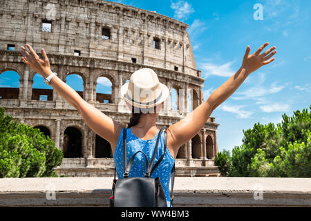 Touriste debout devant le Colisée à Rome, Italie Banque D'Images