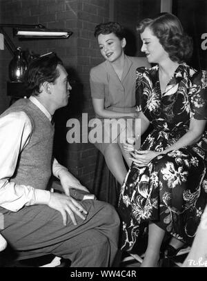 Réalisateur John Huston Olivia de Havilland Bette Davis sur le plateau de tournage à candide CE NOTRE VIE roman 1942 Helen Glasgow scénario Howard Koch Warner Bros. Banque D'Images