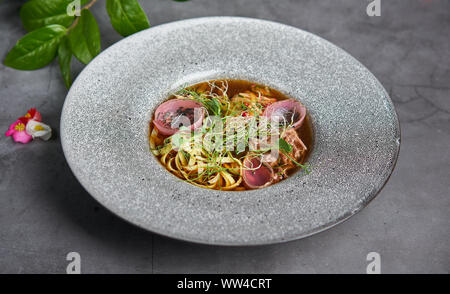 Facile délicieuse soupe asiatique dans la plaque Banque D'Images