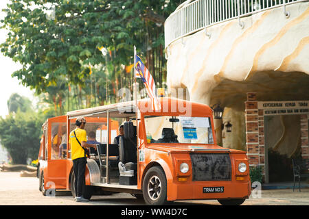 Location de buggy ou en attente d'un tram de la route dans le Taman Botani Putrajaya pour les visiteurs au Royal Floria Événement. Banque D'Images