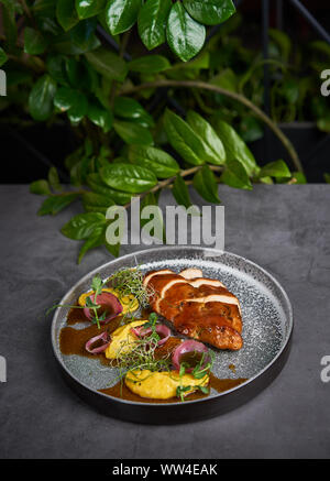 Style asiatique de poulet fumé appétissant sur une plaque Banque D'Images