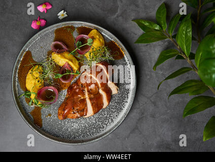 Style asiatique de poulet fumé appétissant sur une plaque Banque D'Images