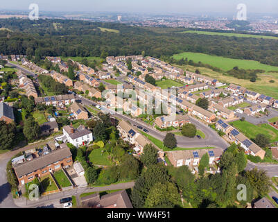 Photo aérienne de la ville de Middleton britannique de Leeds West Yorkshire montrant typique de la banlieue de lotissements avec des rangées de maisons, Banque D'Images