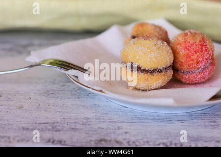 Les biscuits délicieux cookies pêches servi sur une plaque à fond en bois clair/ Sweet peach cookies Banque D'Images