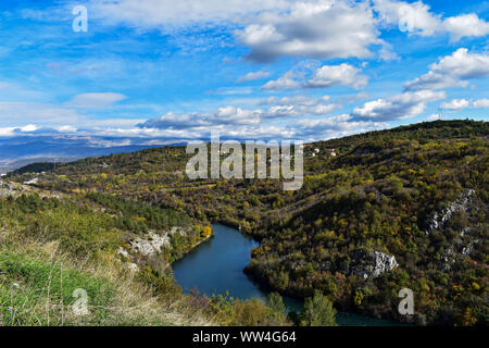 Belle vue panoramique sur le canyon de la rivière Cetina en Croatie, sous ciel bleu/ paysage nature photographie de voyages Banque D'Images