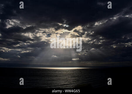 Rayons de soleil magnifiques font leur chemin à travers les nuages/ image conceptuelle de l'espoir Banque D'Images