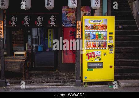 100 yens japonais à peu de distributeur automatique pour la vente de boissons sont partout au Japon dans les trottoirs à côté de boutiques.14 janvier 2019, Osaka, Japon. Banque D'Images