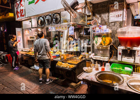 La rue Hongkong supérette décroche à Mongkok la nuit.12 Novembre 2017.Mongkok, Hong Kong. Banque D'Images