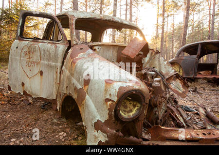 La rouille et la pourriture à l'Kyrkö cimetière de voiture en Suède Banque D'Images