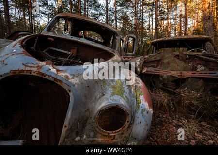 La rouille et la pourriture à l'Kyrkö cimetière de voiture en Suède Banque D'Images