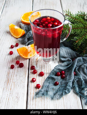 Vin chaud de Noël avec des canneberges sur une table Banque D'Images