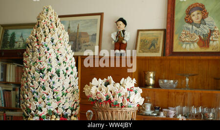 OLOMOUC, RÉPUBLIQUE TCHÈQUE, LE 5 SEPTEMBRE 2019 : Moravie traditionnel vieux cottage Hana folk avec gâteau de mariage avec des tissus et des ornements de couleur de tissu. Banque D'Images