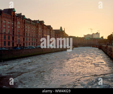 Zollkanal glaces dans la Speicherstadt de Hambourg. Banque D'Images