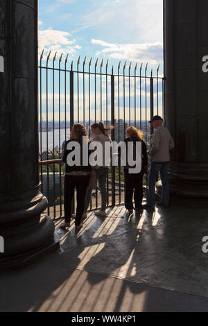 Les visiteurs sur la tour d'observation de Michel à Hambourg. Banque D'Images