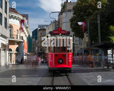 Tramway Nostalgique sur la rue Istiklal à Taksim, Beyoglu, Istanbul Banque D'Images