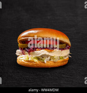 Burger végétarien avec du fromage doux, tomates, oignons grillés et de la laitue. Banque D'Images