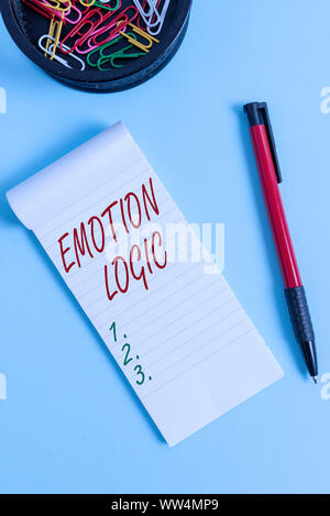 Écrit remarque montrant l'émotion de la logique. Concept d'affaires pour le coeur ou le cerveau ou l'intelligence de l'âme de la confusion l'équilibre stationnaire et portable aux pe Banque D'Images
