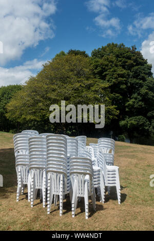 Chaises empilées dans le jardin du Château de Sédières. Banque D'Images