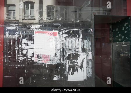 Vitrine vide avec de vieux posters. Atelier fermé dans la ville de Tulle en France Banque D'Images