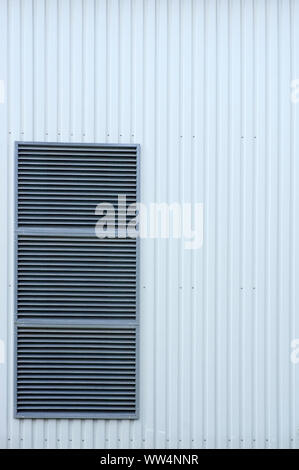 Photographie d'une grande grille de ventilation sur le mur en étain d'un poste de ventilation, Banque D'Images