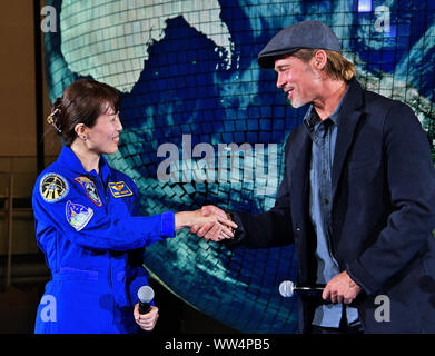 Tokyo, Japon. Sept 12, 2019. Ancien astronaute Naoko Yamazaki et l'acteur Brad Pitt(R) assister à la conférence de presse de 'Ad Astra' au Musée National des Sciences Émergentes et de l'innovation, Miraikan à Tokyo, Japon le 12 septembre 2019. Credit : AFLO/Alamy Live News Banque D'Images