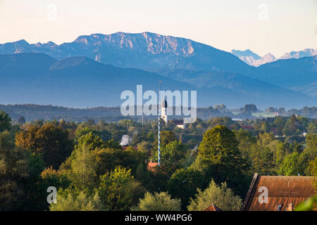 Église de Gelting près de Geretsried et Benediktenwand, vue de Wolfratshausen, Upper Bavaria, Bavaria, Germany Banque D'Images