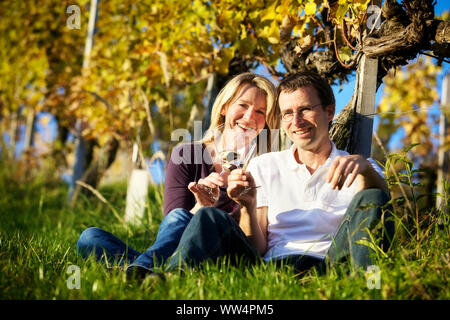 Couple enjoying wine en vignoble. Banque D'Images