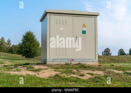 Cabinet transformateur, boîtier de commande électrique en plein air dans le parc Banque D'Images